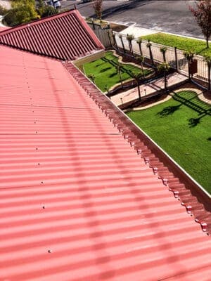Corrugated roof gutter guard kit manar red
