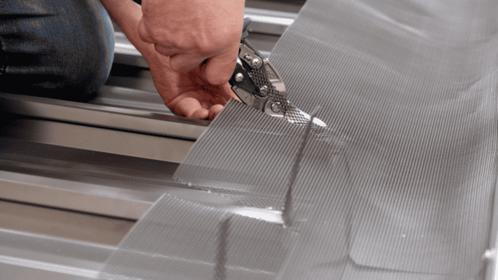 Cut the mesh along the ribs